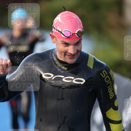 25.08.2024 - Elbe Triathlon Hamburg H.Heesch http://msf.ph/oto/6849536 25.08.2024 08:56:35 Schwimmen 242, 295 meine-sportfotos.de