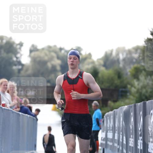 25.08.2024 - Elbe Triathlon Hamburg H.Heesch http://msf.ph/oto/6849539 25.08.2024 15:14:01 Schwimmen  meine-sportfotos.de
