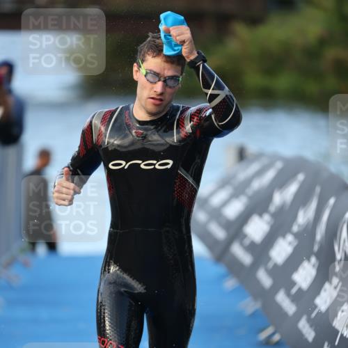 25.08.2024 - Elbe Triathlon Hamburg H.Heesch http://msf.ph/oto/6849542 25.08.2024 08:56:36 Schwimmen 242, 295 meine-sportfotos.de
