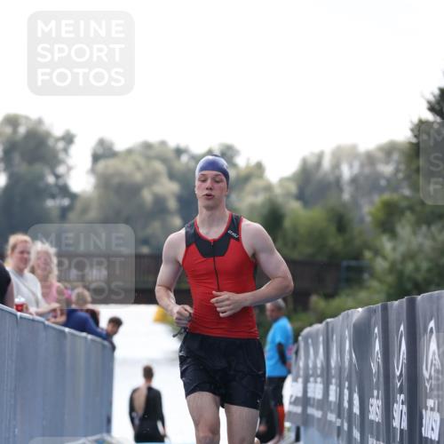 25.08.2024 - Elbe Triathlon Hamburg H.Heesch http://msf.ph/oto/6849547 25.08.2024 15:14:01 Schwimmen  meine-sportfotos.de