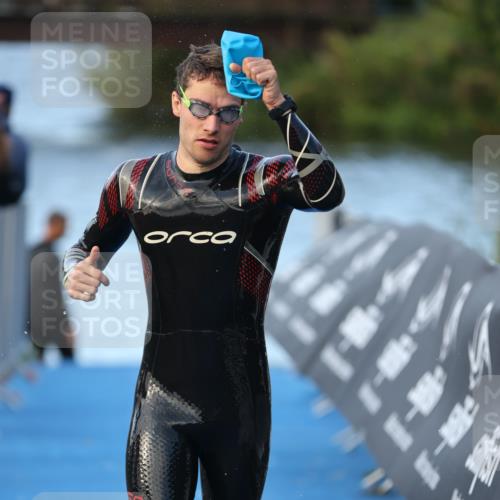 25.08.2024 - Elbe Triathlon Hamburg H.Heesch http://msf.ph/oto/6849549 25.08.2024 08:56:36 Schwimmen 242, 295 meine-sportfotos.de