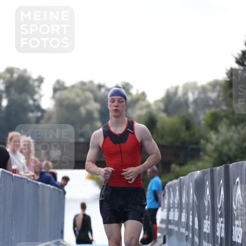 25.08.2024 - Elbe Triathlon Hamburg H.Heesch http://msf.ph/oto/6849552 25.08.2024 15:14:01 Schwimmen  meine-sportfotos.de
