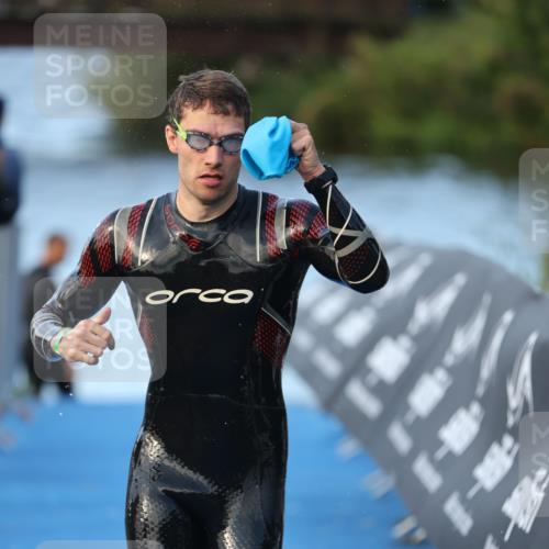 25.08.2024 - Elbe Triathlon Hamburg H.Heesch http://msf.ph/oto/6849554 25.08.2024 08:56:36 Schwimmen 242, 295 meine-sportfotos.de