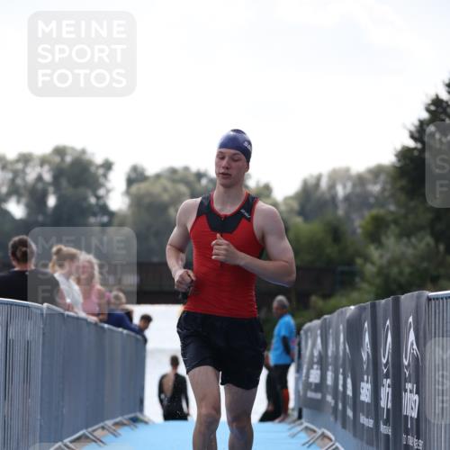 25.08.2024 - Elbe Triathlon Hamburg H.Heesch http://msf.ph/oto/6849558 25.08.2024 15:14:02 Schwimmen  meine-sportfotos.de
