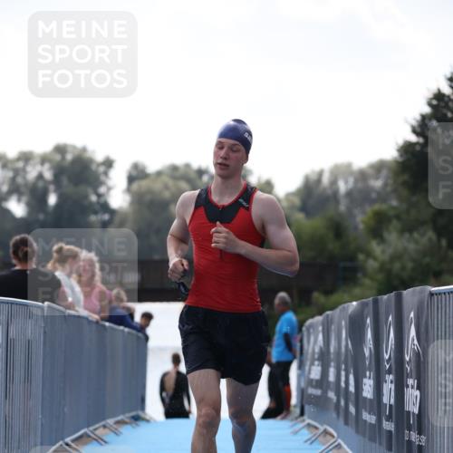 25.08.2024 - Elbe Triathlon Hamburg H.Heesch http://msf.ph/oto/6849562 25.08.2024 15:14:02 Schwimmen  meine-sportfotos.de