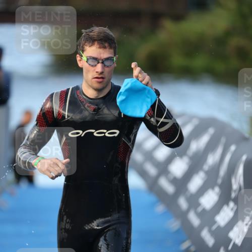 25.08.2024 - Elbe Triathlon Hamburg H.Heesch http://msf.ph/oto/6849568 25.08.2024 08:56:36 Schwimmen 242, 295 meine-sportfotos.de