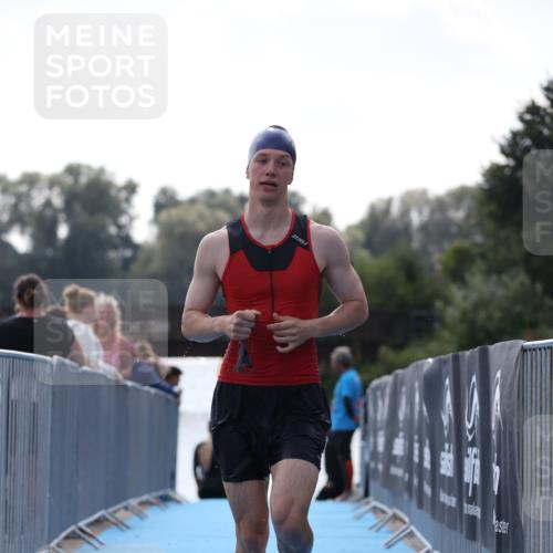 25.08.2024 - Elbe Triathlon Hamburg H.Heesch http://msf.ph/oto/6849571 25.08.2024 15:14:02 Schwimmen  meine-sportfotos.de