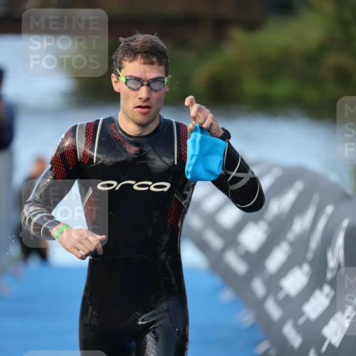 25.08.2024 - Elbe Triathlon Hamburg H.Heesch http://msf.ph/oto/6849572 25.08.2024 08:56:36 Schwimmen 242, 295 meine-sportfotos.de