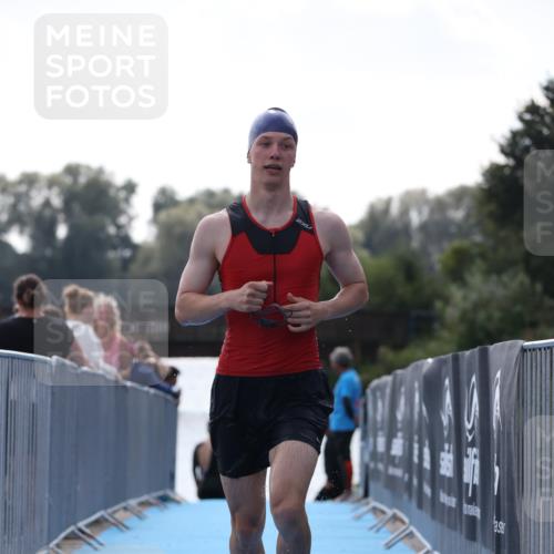25.08.2024 - Elbe Triathlon Hamburg H.Heesch http://msf.ph/oto/6849578 25.08.2024 15:14:02 Schwimmen  meine-sportfotos.de