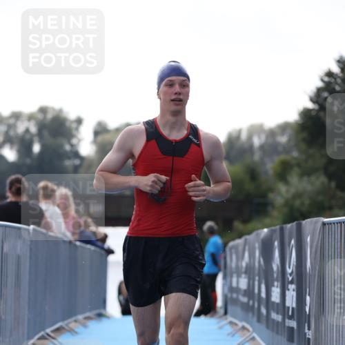 25.08.2024 - Elbe Triathlon Hamburg H.Heesch http://msf.ph/oto/6849598 25.08.2024 15:14:02 Schwimmen  meine-sportfotos.de