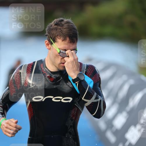 25.08.2024 - Elbe Triathlon Hamburg H.Heesch http://msf.ph/oto/6849611 25.08.2024 08:56:37 Schwimmen 242, 295 meine-sportfotos.de