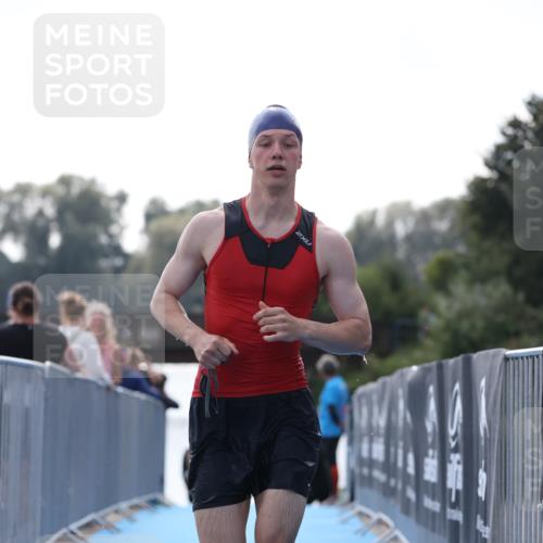 25.08.2024 - Elbe Triathlon Hamburg H.Heesch http://msf.ph/oto/6849612 25.08.2024 15:14:02 Schwimmen  meine-sportfotos.de