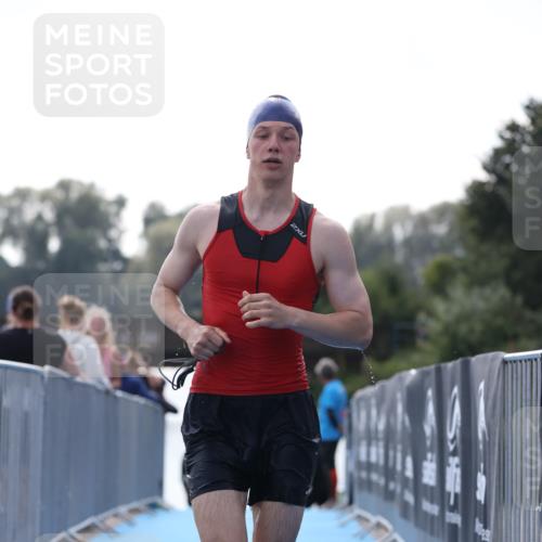 25.08.2024 - Elbe Triathlon Hamburg H.Heesch http://msf.ph/oto/6849618 25.08.2024 15:14:02 Schwimmen  meine-sportfotos.de