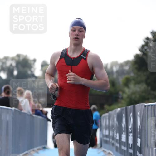 25.08.2024 - Elbe Triathlon Hamburg H.Heesch http://msf.ph/oto/6849629 25.08.2024 15:14:02 Schwimmen  meine-sportfotos.de