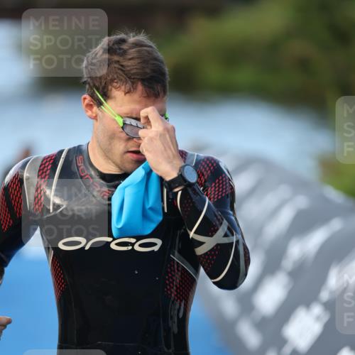 25.08.2024 - Elbe Triathlon Hamburg H.Heesch http://msf.ph/oto/6849632 25.08.2024 08:56:37 Schwimmen 242, 295 meine-sportfotos.de