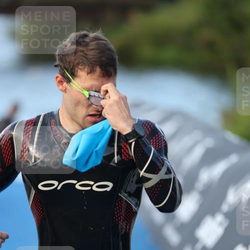 25.08.2024 - Elbe Triathlon Hamburg H.Heesch http://msf.ph/oto/6849635 25.08.2024 08:56:37 Schwimmen 242, 295 meine-sportfotos.de