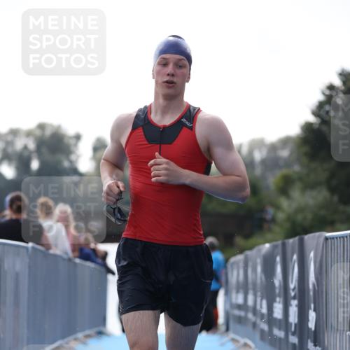 25.08.2024 - Elbe Triathlon Hamburg H.Heesch http://msf.ph/oto/6849636 25.08.2024 15:14:02 Schwimmen  meine-sportfotos.de