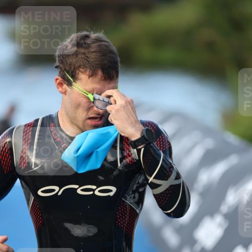 25.08.2024 - Elbe Triathlon Hamburg H.Heesch http://msf.ph/oto/6849639 25.08.2024 08:56:37 Schwimmen 242, 295 meine-sportfotos.de
