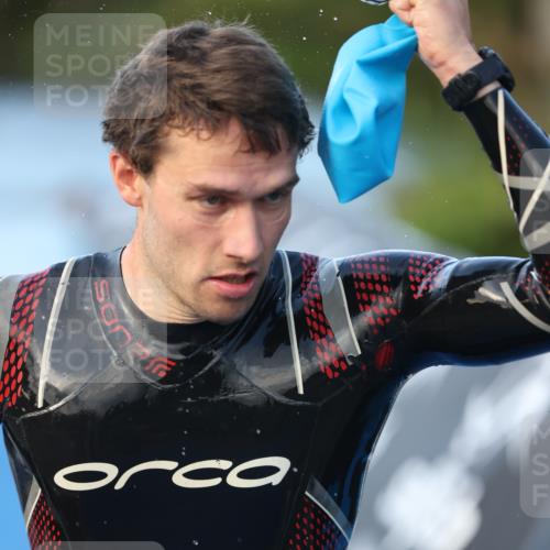 25.08.2024 - Elbe Triathlon Hamburg H.Heesch http://msf.ph/oto/6849646 25.08.2024 08:56:38 Schwimmen 242, 295 meine-sportfotos.de