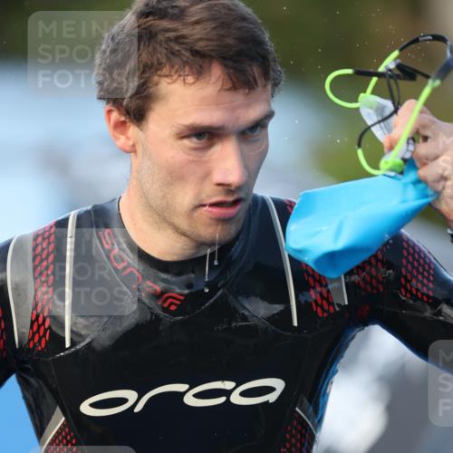 25.08.2024 - Elbe Triathlon Hamburg H.Heesch http://msf.ph/oto/6849659 25.08.2024 08:56:38 Schwimmen 242, 295 meine-sportfotos.de