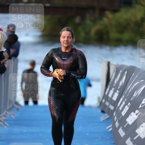 25.08.2024 - Elbe Triathlon Hamburg H.Heesch http://msf.ph/oto/6849664 25.08.2024 08:57:07 Schwimmen 141 meine-sportfotos.de