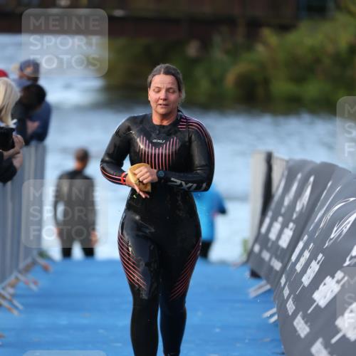 25.08.2024 - Elbe Triathlon Hamburg H.Heesch http://msf.ph/oto/6849670 25.08.2024 08:57:07 Schwimmen 141 meine-sportfotos.de