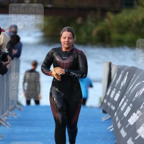 25.08.2024 - Elbe Triathlon Hamburg H.Heesch http://msf.ph/oto/6849676 25.08.2024 08:57:07 Schwimmen 141 meine-sportfotos.de