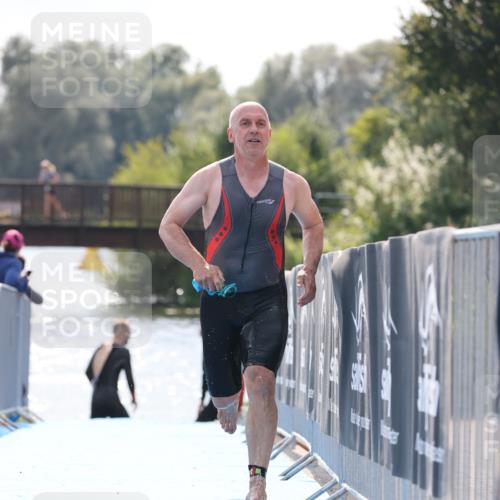 25.08.2024 - Elbe Triathlon Hamburg H.Heesch http://msf.ph/oto/6849677 25.08.2024 15:16:01 Schwimmen  meine-sportfotos.de