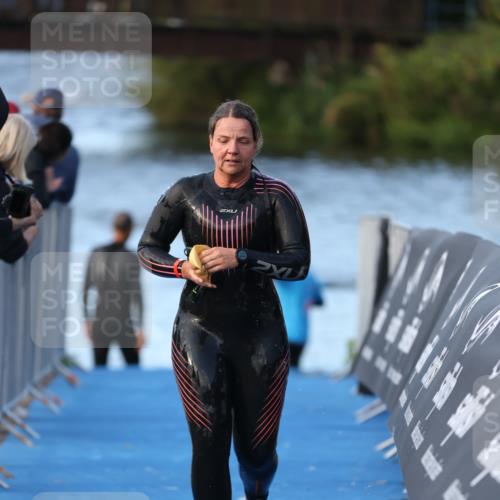 25.08.2024 - Elbe Triathlon Hamburg H.Heesch http://msf.ph/oto/6849683 25.08.2024 08:57:07 Schwimmen 141 meine-sportfotos.de