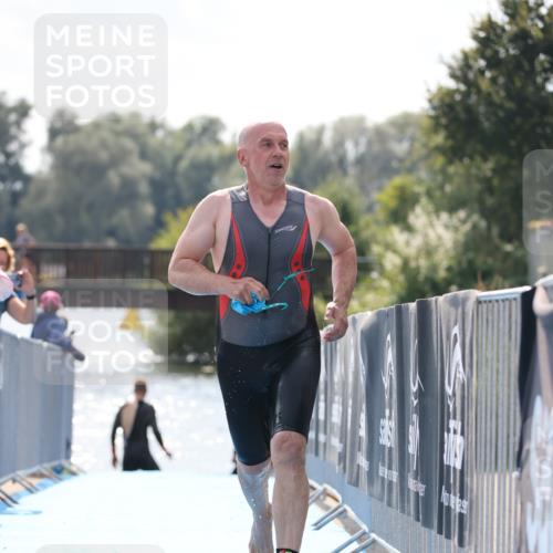 25.08.2024 - Elbe Triathlon Hamburg H.Heesch http://msf.ph/oto/6849689 25.08.2024 15:16:01 Schwimmen  meine-sportfotos.de