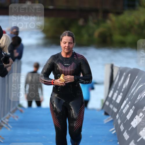 25.08.2024 - Elbe Triathlon Hamburg H.Heesch http://msf.ph/oto/6849692 25.08.2024 08:57:07 Schwimmen 141 meine-sportfotos.de