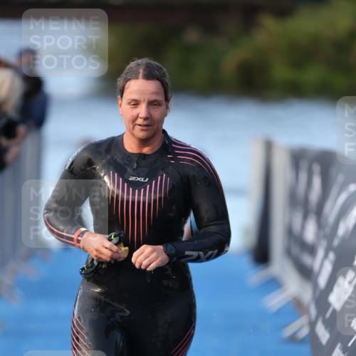 25.08.2024 - Elbe Triathlon Hamburg H.Heesch http://msf.ph/oto/6849706 25.08.2024 08:57:08 Schwimmen 141 meine-sportfotos.de