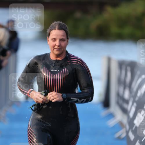 25.08.2024 - Elbe Triathlon Hamburg H.Heesch http://msf.ph/oto/6849713 25.08.2024 08:57:08 Schwimmen 141 meine-sportfotos.de