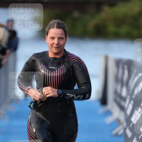 25.08.2024 - Elbe Triathlon Hamburg H.Heesch http://msf.ph/oto/6849720 25.08.2024 08:57:08 Schwimmen 141 meine-sportfotos.de
