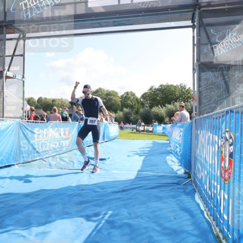 25.08.2024 - Elbe Triathlon Hamburg H.Heesch http://msf.ph/oto/6849732 25.08.2024 10:45:23 Ziel 204, 257 meine-sportfotos.de