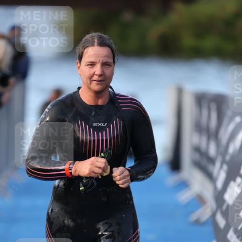 25.08.2024 - Elbe Triathlon Hamburg H.Heesch http://msf.ph/oto/6849749 25.08.2024 08:57:09 Schwimmen 141 meine-sportfotos.de