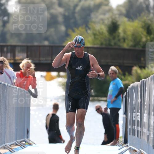 25.08.2024 - Elbe Triathlon Hamburg H.Heesch http://msf.ph/oto/6849774 25.08.2024 15:16:32 Schwimmen  meine-sportfotos.de