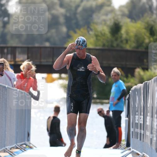 25.08.2024 - Elbe Triathlon Hamburg H.Heesch http://msf.ph/oto/6849785 25.08.2024 15:16:32 Schwimmen  meine-sportfotos.de