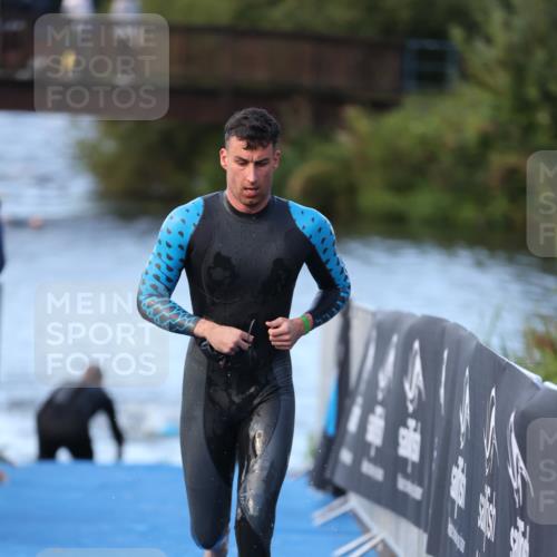 25.08.2024 - Elbe Triathlon Hamburg H.Heesch http://msf.ph/oto/6849794 25.08.2024 08:57:24 Schwimmen 141, 205, 245 meine-sportfotos.de