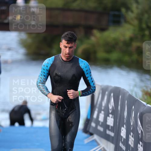 25.08.2024 - Elbe Triathlon Hamburg H.Heesch http://msf.ph/oto/6849806 25.08.2024 08:57:24 Schwimmen 141, 205, 245 meine-sportfotos.de