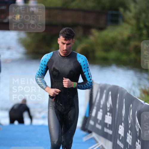 25.08.2024 - Elbe Triathlon Hamburg H.Heesch http://msf.ph/oto/6849814 25.08.2024 08:57:24 Schwimmen 141, 205, 245 meine-sportfotos.de