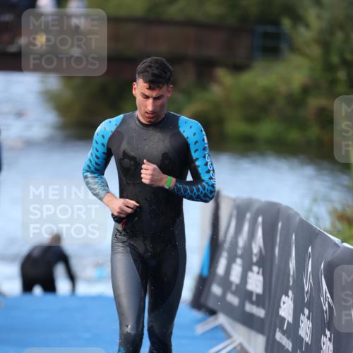 25.08.2024 - Elbe Triathlon Hamburg H.Heesch http://msf.ph/oto/6849822 25.08.2024 08:57:24 Schwimmen 141, 205, 245 meine-sportfotos.de