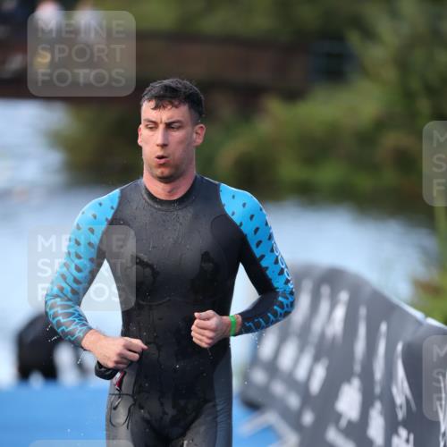 25.08.2024 - Elbe Triathlon Hamburg H.Heesch http://msf.ph/oto/6849854 25.08.2024 08:57:25 Schwimmen 141, 205, 245 meine-sportfotos.de