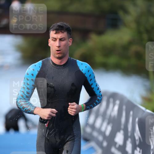 25.08.2024 - Elbe Triathlon Hamburg H.Heesch http://msf.ph/oto/6849864 25.08.2024 08:57:25 Schwimmen 141, 205, 245 meine-sportfotos.de