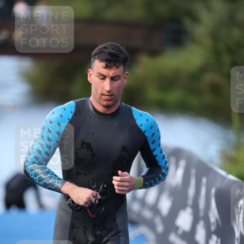 25.08.2024 - Elbe Triathlon Hamburg H.Heesch http://msf.ph/oto/6849893 25.08.2024 08:57:26 Schwimmen 141, 205, 245 meine-sportfotos.de