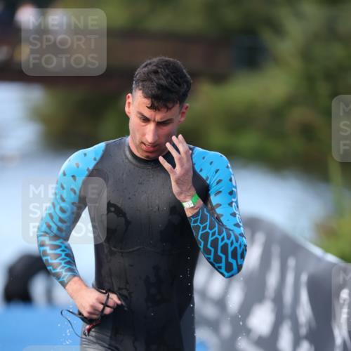 25.08.2024 - Elbe Triathlon Hamburg H.Heesch http://msf.ph/oto/6849915 25.08.2024 08:57:26 Schwimmen 141, 205, 245 meine-sportfotos.de