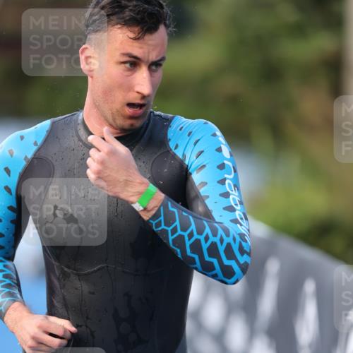 25.08.2024 - Elbe Triathlon Hamburg H.Heesch http://msf.ph/oto/6849933 25.08.2024 08:57:27 Schwimmen 141, 205, 245 meine-sportfotos.de