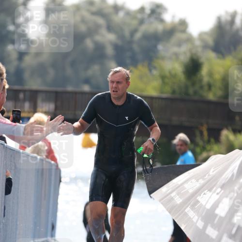 25.08.2024 - Elbe Triathlon Hamburg H.Heesch http://msf.ph/oto/6849963 25.08.2024 15:17:24 Schwimmen  meine-sportfotos.de