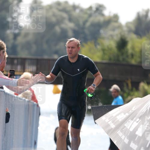25.08.2024 - Elbe Triathlon Hamburg H.Heesch http://msf.ph/oto/6849971 25.08.2024 15:17:24 Schwimmen  meine-sportfotos.de