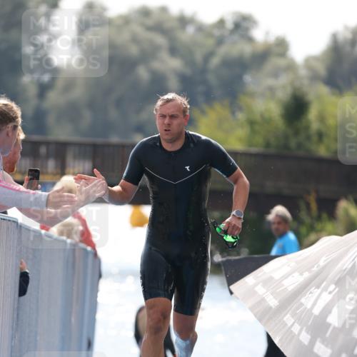 25.08.2024 - Elbe Triathlon Hamburg H.Heesch http://msf.ph/oto/6849984 25.08.2024 15:17:24 Schwimmen  meine-sportfotos.de